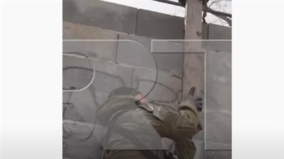 شاهد.. حيلة جنود روس لخداع القناصين الأوكرانيين
