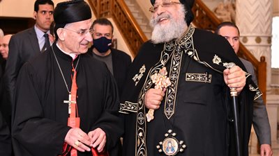 البابا تواضروس الثاني يزور مار بشارة بطرس الراعي بكاتدرائية ماريوسف المارونية بالظاهر