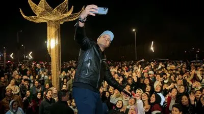 محمد نور يحيي حفل غنائي بحضور آلاف الجماهير (صور)