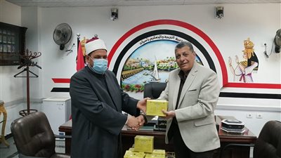 الأوقاف تهدى تعليم أسوان سلسلة كتب 