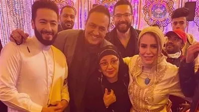 حمادة هلال يفاجئ دنيا عبد العزيز في 