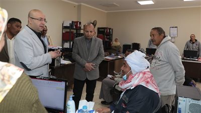 محافظ بني سويف يتابع سير العمل بإدارات الديوان العام