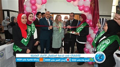 رئيس جامعة الفيوم يفتتح معرض الملابس الخيري لطلاب الجامعة (صور)