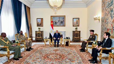  الرئيس السيسي يستقبل قائد القوات البرية الأوغندية