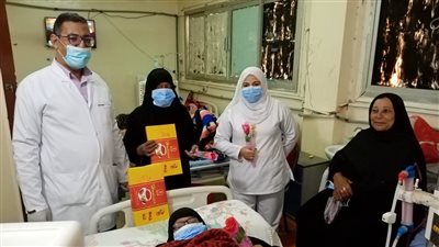 احتفالا بعيد الأم.. مستشفيات قنا توزع الهدايا والورود على الأمهات المرضى