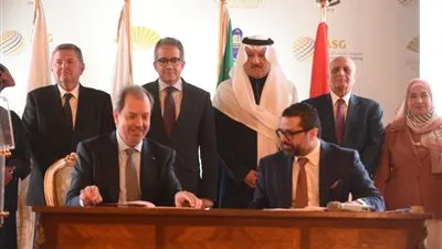  وزير قطاع الأعمال العام يشهد توقيع عقد إدارة فندق 