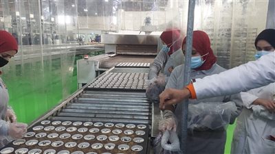 محافظ بورسعيد يشيد بمنتجات مصنع الحلويات