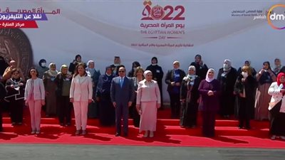 السيسي وقرينته يلتقطان صورة تذكارية مع المشاركات بحفل تكريم المرأة المصرية