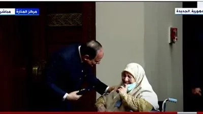 موقف انساني للسيسي خلال تكريم الأم المثالية على مستوى ذوي الهمم