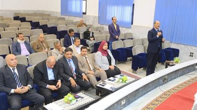 محافظ سوهاج يبحث الموقف التنفيذي لمشروعات المبادرة الرئاسية 