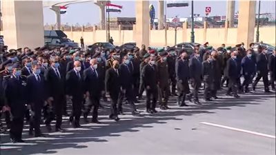 عاجل.. الرئيس السيسي يتقدم الجنازة العسكرية لقائدين من حرب أكتوبر (فيديو)