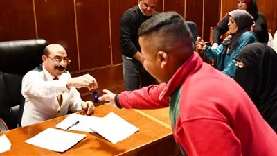 محافظ أسوان يوزع فوانيس رمضان على الأطفال خلال لقاء جماهيري (صور)