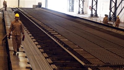 قطاع الأعمال تصرف تعويضات بقيمة 1.14 مليار جنيه لعمال الحديد والصلب 