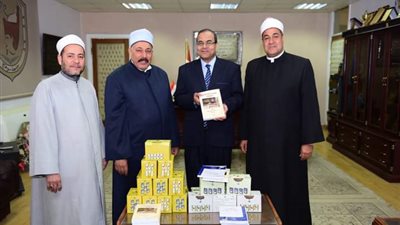 بــ3لغات.. الأوقاف تهدي جامعة سوهاج 60 كتابا من سلسلة 