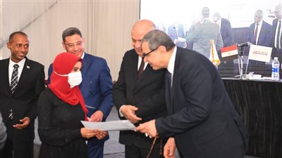 وزير القوى العاملة يسلم وثائق تأمين وعقود عمل لذوي الهمم بقنا