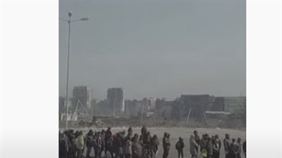 شاهد.. طابور طويل لسكان ماريوبول لاستلام المساعدات الإنسانية