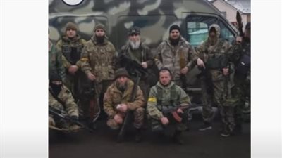 شاهد.. حكاية كتيبة الشيخ منصور الشيشانية التي تقاتل الروس في أوكرانيا
