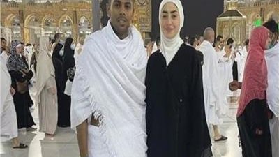 فنان شهير يبرر أداء العمرة مع صديقته.. وعالم أزهري يصدمه بحكم الشرع (فيديو)