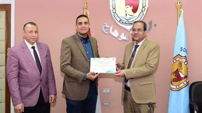 رئيس جامعة سوهاج يكرم سفراء الاستدامة