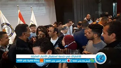 طلاب يقتحمون مسرح جامعة بني سويف لالتقاط 