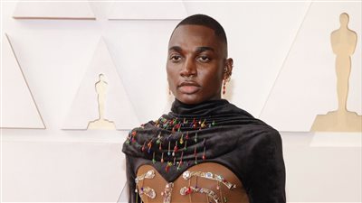 ريكي تومسون يفتتح مهرجان الإطلالات الغريبة على سجادة الأوسكار 2022