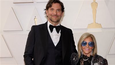 برادلي كوبر يصطحب والدته على سجادة الأوسكار 2022