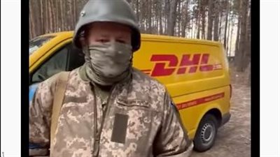 شاهد.. الجيش الأوكراني يستخدم شاحنة البريد السريع للتنقل