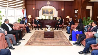 محافظ البحر الأحمر يستعرض أمام وفد لجنة النقل بمجلس النواب أهم مشروعات الطرق