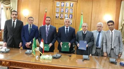 رئيس جامعة المنوفية يوقع عقود شراء ترابيزات عمليات بمشتملاتها بمستشفى الطوارئ