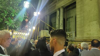 مصطفي بكري يؤدي واجب العزاء في نقيب المحامين الراحل