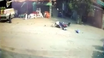 54 ثانية ترصد لحظة الإطاحة بسيدة وطفلتيها وسط الشارع بكرداسة.. وأحد أقاربها يكشف ما حدث 