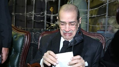 انهيار فريد الديب في عزاء الراحل رجائي عطية (صور)