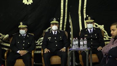 بالزي الرسمي.. قيادات الشرطة يحضرون عزاء نقيب المحامين الراحل (صور)