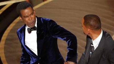 ويل سميث يعتذر لكريس روك بعد صفعه في حفل الأوسكار 