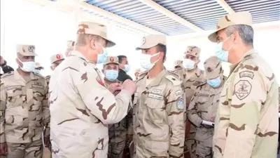 وزير الدفاع يتفقد عددًا من الأنشطة التدريبية ويلتقي مقاتلي الجيش الثالث الميداني