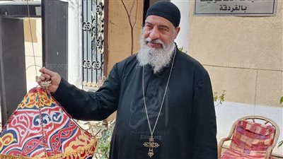 الفانوس في الكنيسة.. راعي الكنيسة الكاثوليكية بالبحر الأحمر يحتفل بحلول رمضان (فيديو وصور)