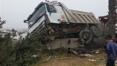 عاجل.. إصابة 20 شخصا وتحطم 11 سيارة في حادث مروري مروع بالإسكندرية