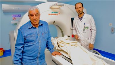 زاهي حواس يصطحب 