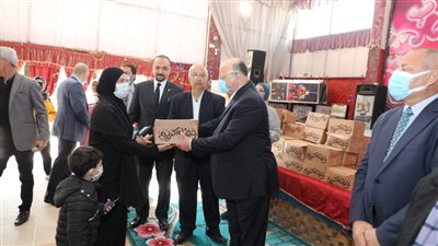 هدية الرئيس.. محافظ القاهرة يوزع 30 ألف كرتونة سلع غذائية على أهالي حي السلام