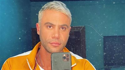 يهرول حافي القدمين ومرتديًا زي العمليات.. شاهد جراءة محمد إمام بشوارع وسط البلد