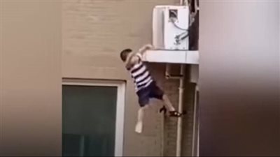 مصرع طفل بعد اختلال توازنه وسقوطه من الدور الرابع ببورسعيد