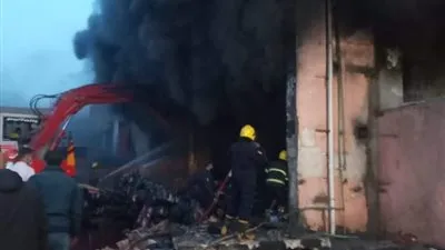 البدء في عمليات تبريد حريق مصنع 