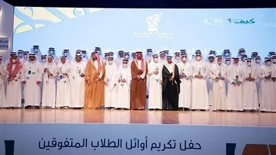 الأمير سعود بن جلوي يكرم 380 متفوقًا من مدارس جدة