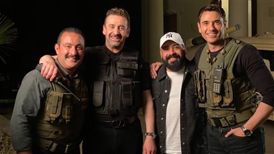 هاني سرحان ينشر صورته مع أبطال مسلسل 