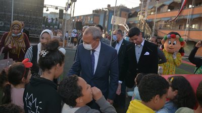 محافظ القليوبية يشارك الأطفال احتفالهم بعيد اليتيم في بنها (صور)