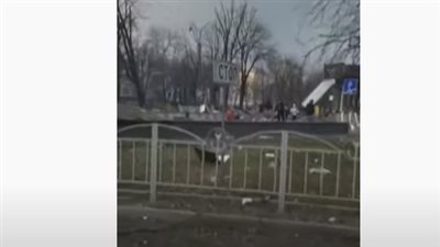 مشهد يوثق هروب سكان من مبنى لحظة القصف في ماريوبول (فيديو)