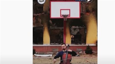 شاهد.. أوكراني يعزف على أطلال مدرسة دمرتها الحرب