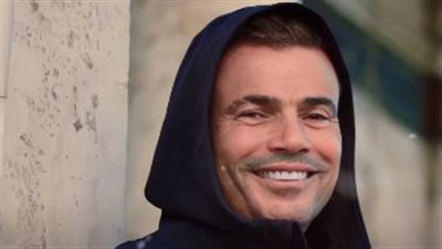 عمرو دياب يروج لإعلانه الجديد