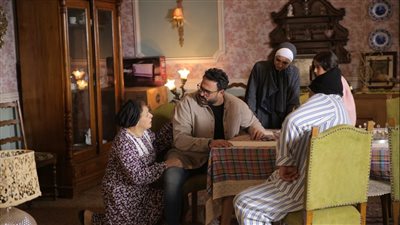 أسرة أكرم حسني تحتفل بعيد ميلاد شقيقته من دونه في مسلسل 