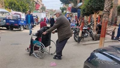 120 يومًا ينام بجوارها دون غطاء «في عز البرد».. مسن يضرب الأمثال في حب زوجته المريضة